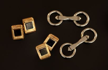 SET of 2 pairs of cufflinks 1 in gilt metal...