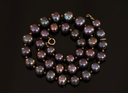 NECKLACE of peacock-gray and aubergine-tinted...