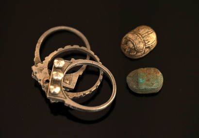 Silver-plated metal ring with 3 movable rings....
