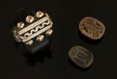 Silver-plated metal ring with 3 movable rings....