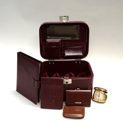 VANITY CASE in burgundy-red imitation leather,...