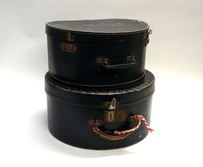 SET of 2 black painted caton hat boxes. 18x33.5cm...