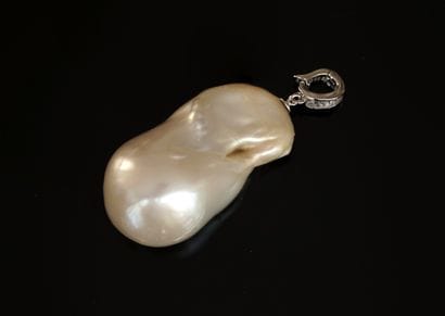 White freshwater baroque cultured pearl PENDANT,...
