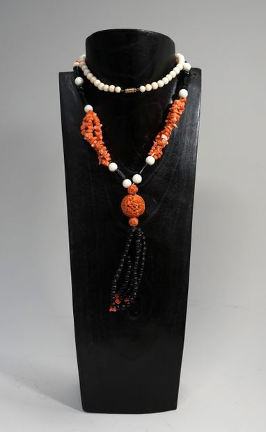 SAUTOIR composed of orange and white coral...