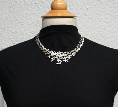 Modernist silver COLLAR titled 999, the links...