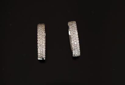 Pair of oval CREOLES in 14K (585/°°) white...