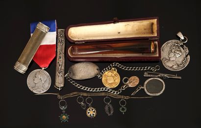 silver- or gold-plated metal set comprising...