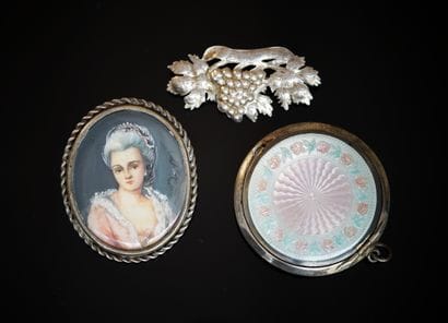 SET in silver min 800/°° comprising 1 circular...