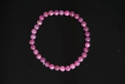 BRACELET composé de perles rondes de rubis...