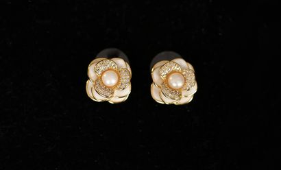 FANTAISIE - Pair of gilded metal earrings...
