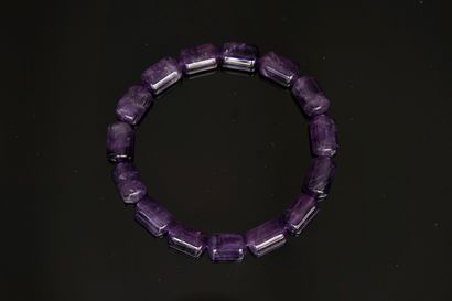 BRACELET de perles cylindriques d'améthyste...