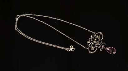 835/°° silver NECKLACE centered on an openwork...