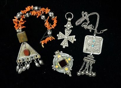 ENSEMBLE en métal argenté, émail, pierres...