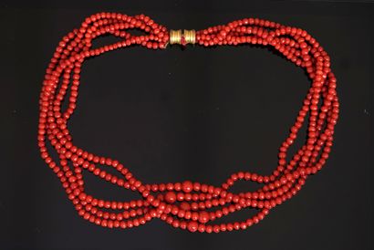 COLLIER composé de 5 brins de perles quasi...