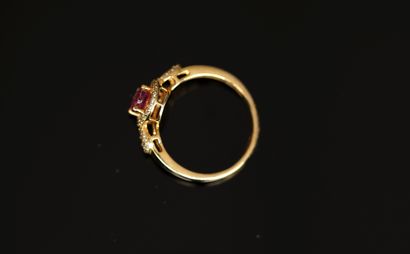 925/°° Sterling silver ring centered on an...
