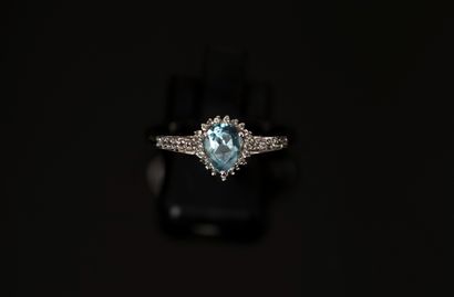 925/°° silver ring centered with a sky-blue...