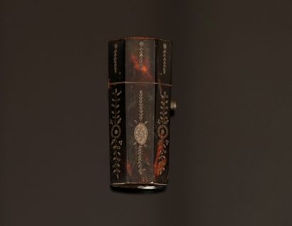 NECESSAIRE A COUTURE ou autre dans un étui...