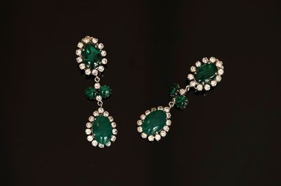 PAIR OF EAR PENDANTS in silver-plated metal...