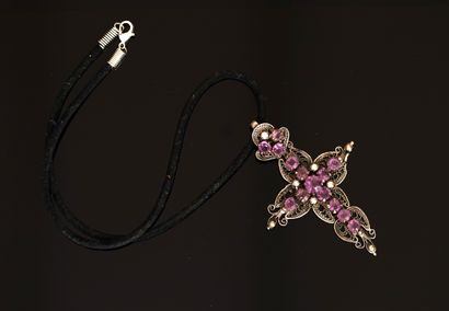 CROSS PENDANT in silver-plated metal filigree...