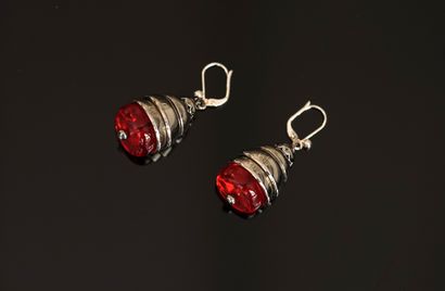 PAIRE DE PENDANTS d'oreilles en métal argenté...