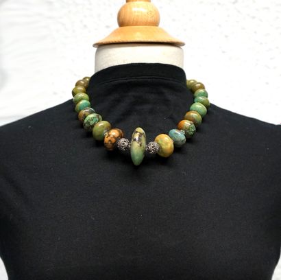 COLLIER composé de rondelles de turquoise...