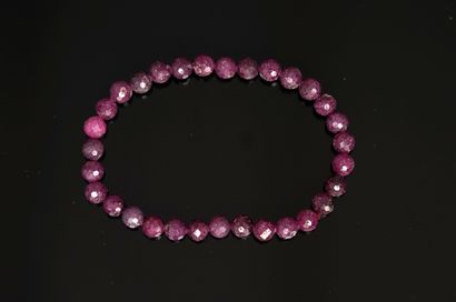 BRACELET de perles rondes facettées de rubis...