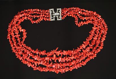 COLLAR with 4 rows of red coral chips, clasp...