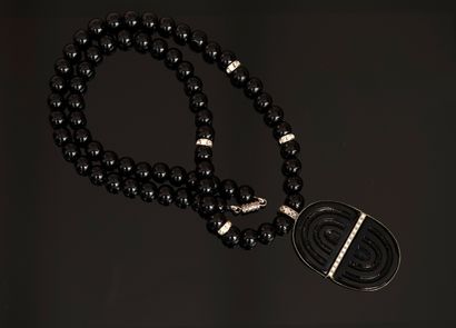 COLLIER en perles rondes de verre noir et...