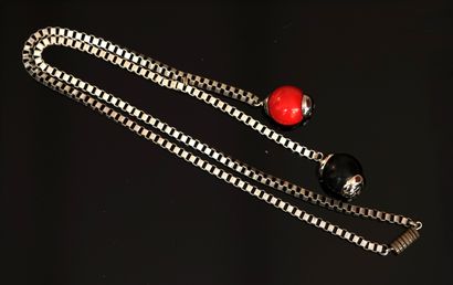 COLLIER en métal argenté ou chromé formant...