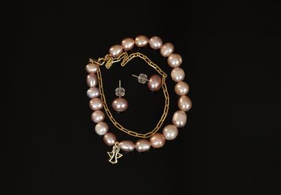 ENSEMBLE comprenant 1 BRACELET de perles...