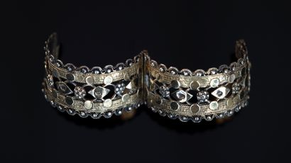 BRACELET MANCHETTE ouvrant en métal doré...