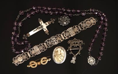 Gilded or silvered metal ENSEMBLE comprising...
