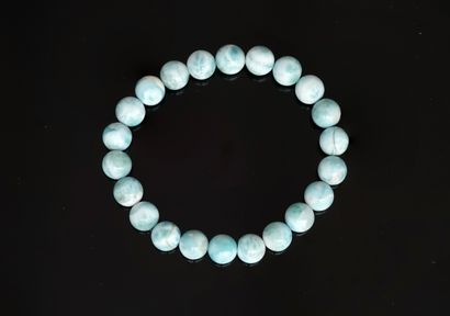 BRACELET composé de perles rondes de larimar...