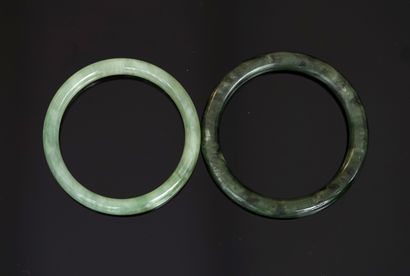 ENSEMBLE de 2 BRACELETS JONC en jade ou jadéite,...