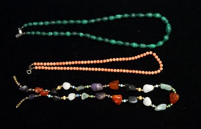 ENSEMBLE de 3 COLLIERS en pierres dures (malachite,...