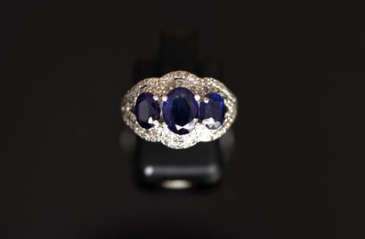 925/°° silver RING centered with 3 sapphires,...