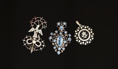 Openwork silver-plated photograph holder...