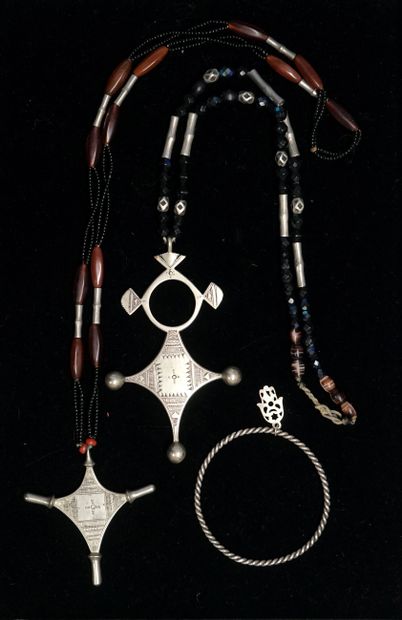 ENSEMBLE en métal argenté comprenant 1 BRACELET...