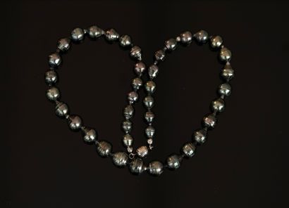 COLLIER de perles gouttes cerclées de Tahiti...