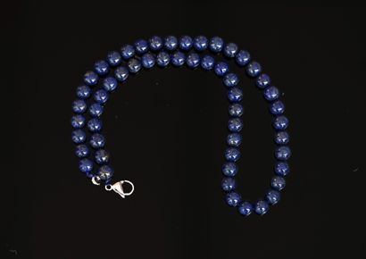 COLLIER composé de perles rondes de lapis...