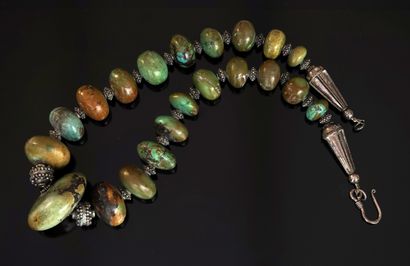 COLLIER composé de rondelles de turquoise...