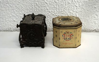 SET of 2 COFFRETS, 1 metal in the Asian taste...
