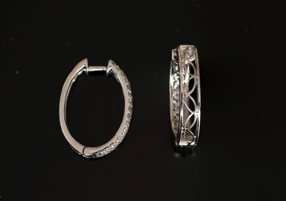 Pair of oval CREOLES in 14K (585/°°) white...