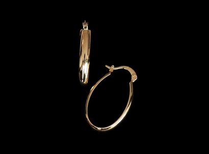 FANTAISIE - Pair of gold-plated oval CREOLES....