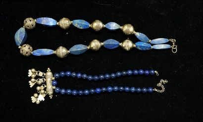 ENSEMBLE comprenant 2 COLLIERS, 1 en perles...
