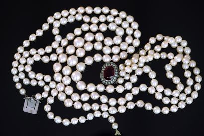 NECKLACE with 3 strands of almost round cultured...