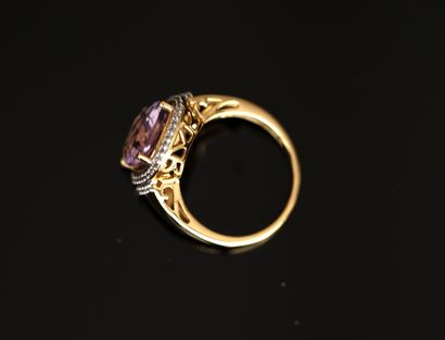 925/°° Sterling silver ring centered on a...