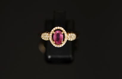 925/°° Sterling silver ring centered on an...