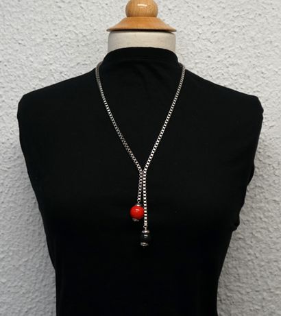 COLLIER en métal argenté ou chromé formant...