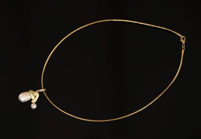 Gilded metal flexible cable choker necklace...